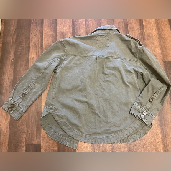 OPPOSITE
Green Utility Jacket with Epaulettes and Collared Neckline - Picture 3 of 9